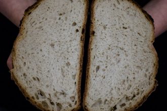 Einfaches Bauernbrot - krosse Kruste, saftige Krume