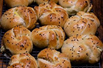 Acma - türkische gefüllte Brötchen