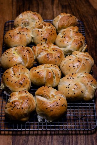 Acma - türkische gefüllte Brötchen