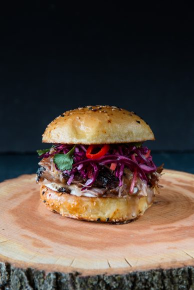 Asiatischer Pulled Pork Burger (Sous Vide)