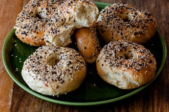 Bagels mit Sauerteig und wenig Hefe