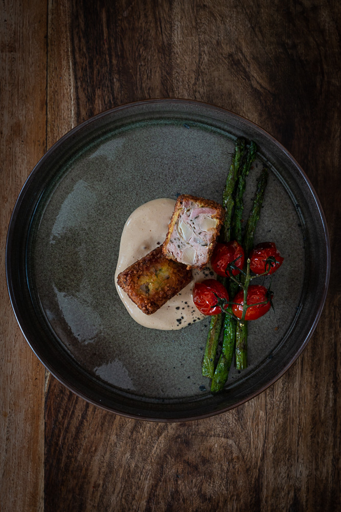 Knuspriger Saumagen mit Spargel, Tomaten und Miso Mayo