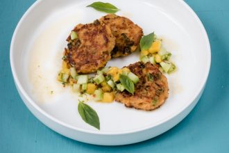 Garnelen Küchlein mit Mango Gurken Salsa