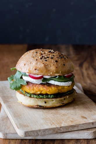 Kürbis Burger mit Ziegenkäse und Rucola Pesto