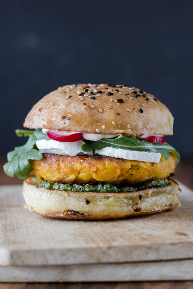 Kürbis Burger mit Ziegenkäse und Rucola Pesto