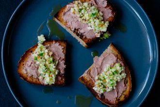 Leberwurst Crostini mit Apfel Gurken Salsa