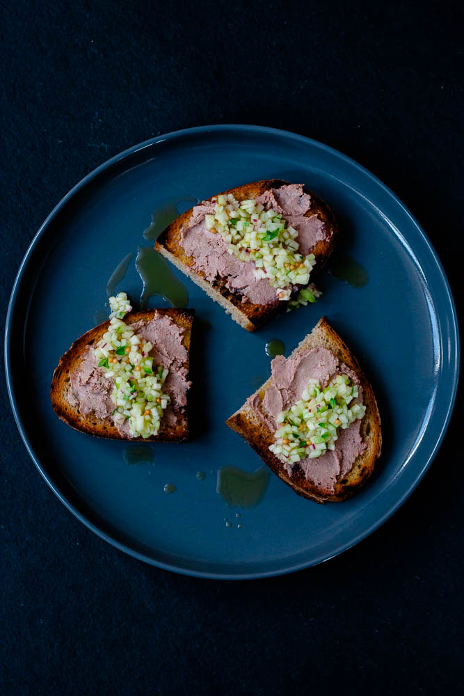Leberwurst Crostini mit Apfel Gurken Salsa