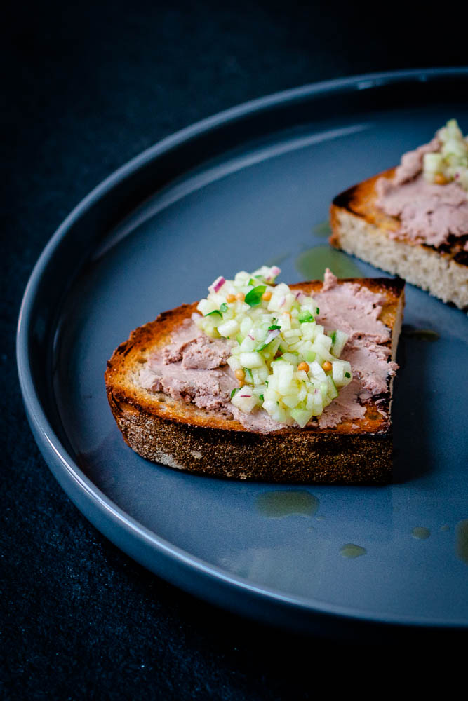 Leberwurst Crostini mit Apfel Gurken Salsa