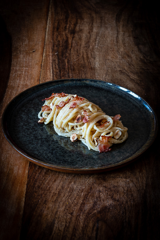 Pasta mit Selleriesauce, Bacon und Nüssen
