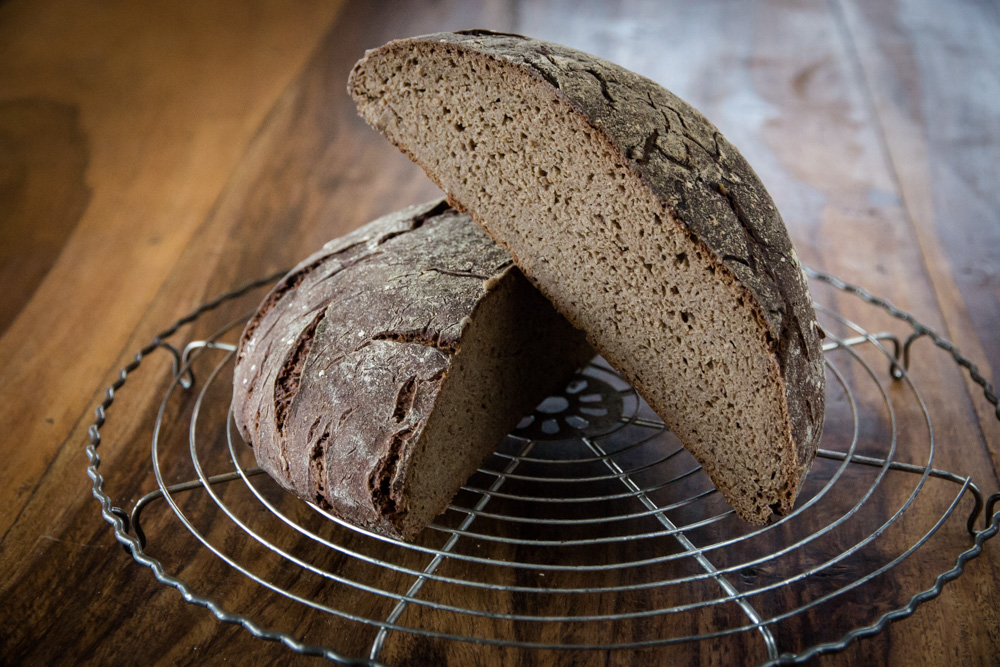 Pures Roggenbrot im Anschnitt