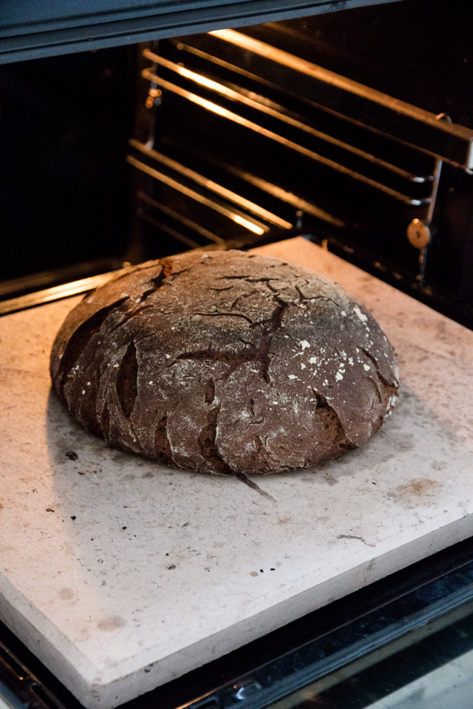 Pures Roggenbrot frisch aus dem Ofen