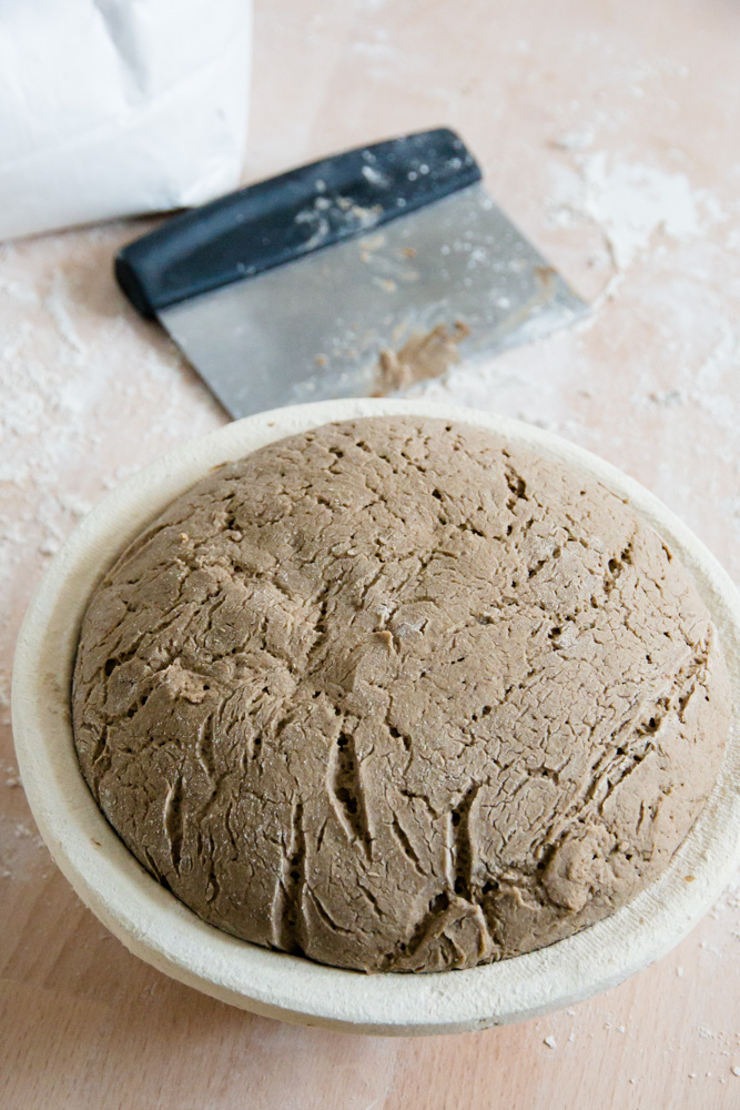 Pures Roggenbrot im Gärkörbchen